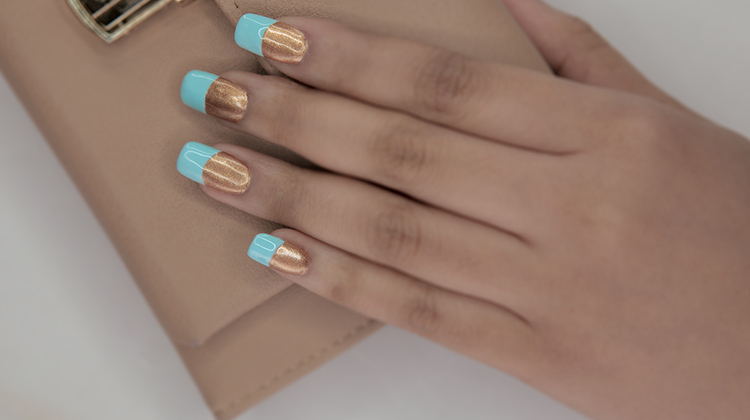 Gold Nails With Mint Accent Perfect For Your Thanksgiving Party