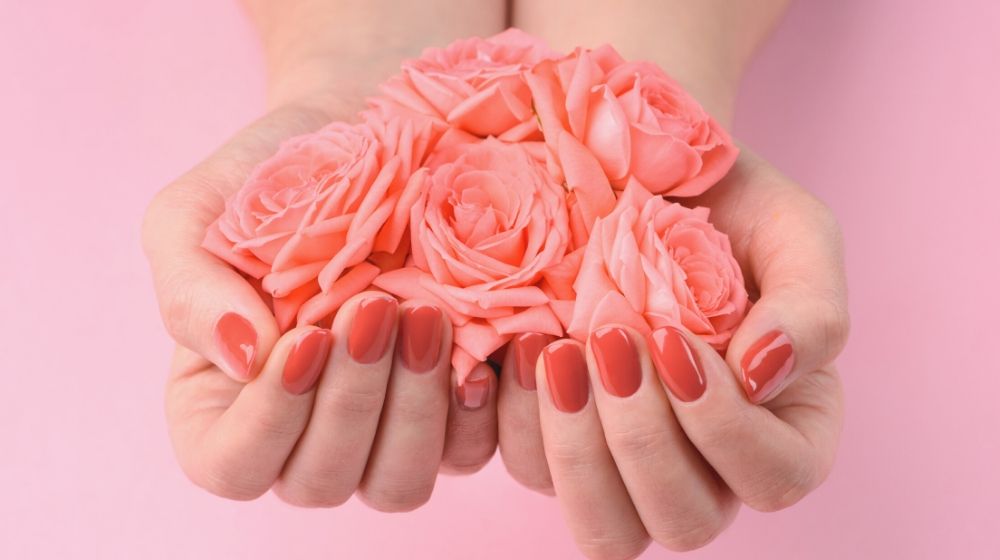 coral roses polished nails bunch rosebuds | Beautiful Nail Polish Shades for Spring