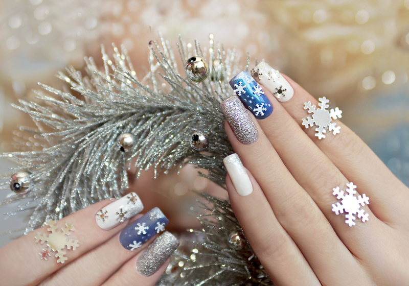 Manicure with snowflakes on the nails | Holiday Nail Art Designs