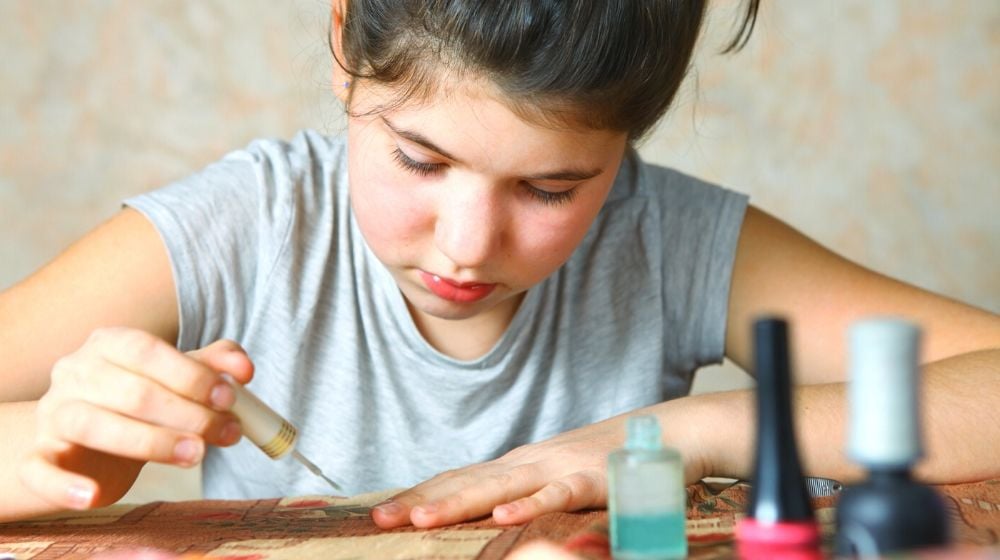 teen girl make manicure dry polished | Trendy Nail Art For Kids You Can Do At Home | Featured